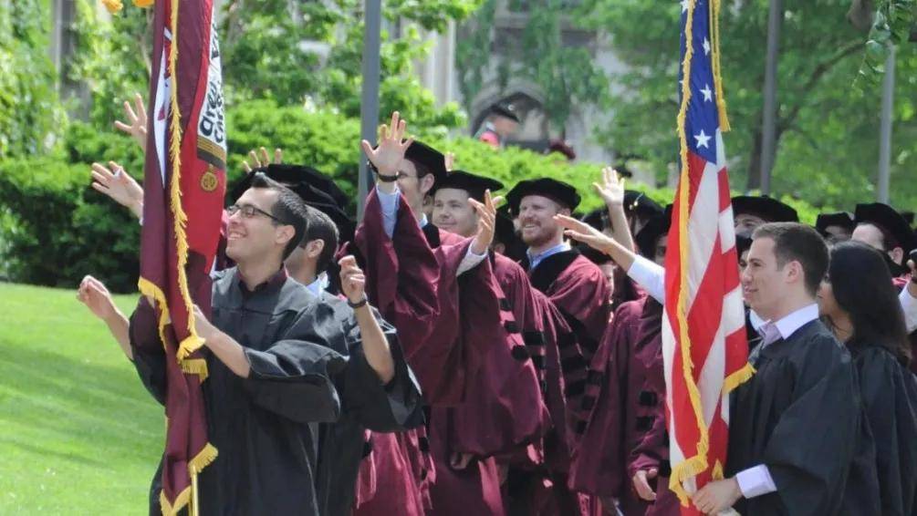 芝加哥大学毕业典礼来源:university of chicago官网其中,本科毕业生