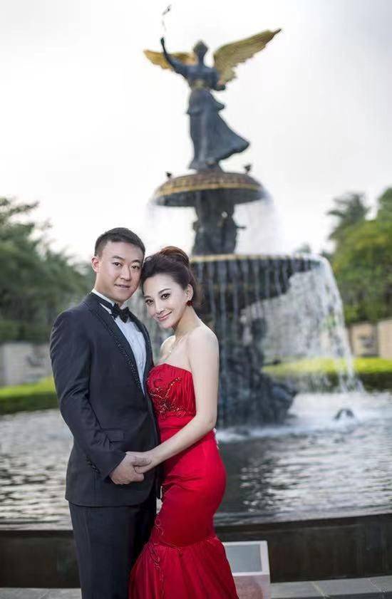 原创马琳老婆也太有气质了紧身裙穿出了成熟美感曲线身材保持挺好