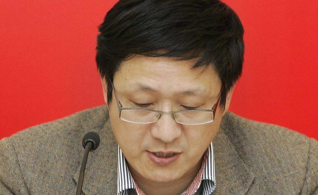劳春燕的另一半是裘正义,说来裘正义对于读书还是比较痴迷的.