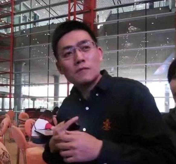 疑似李飞给宋亚轩开家长会现身班级大合照注重学习是好事