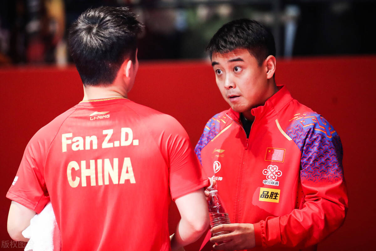 在这场比赛中,樊振东场外教练是国乒功勋王皓,许昕场外教练是杀神陈 
