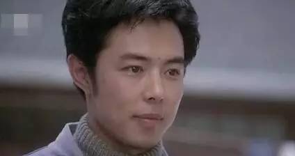 谢园的同班同学中有"皇阿玛"张铁林,著名演员张丰毅,等等.