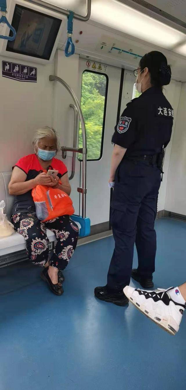 原创老人地铁车厢内手机外放声音,乘客劝阻遭回怼:我已经够文明了!