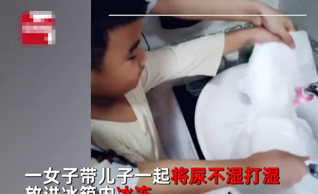 2021年8月7日,在河南,据相关媒体报道,一名女子带着儿子用纸尿裤制作