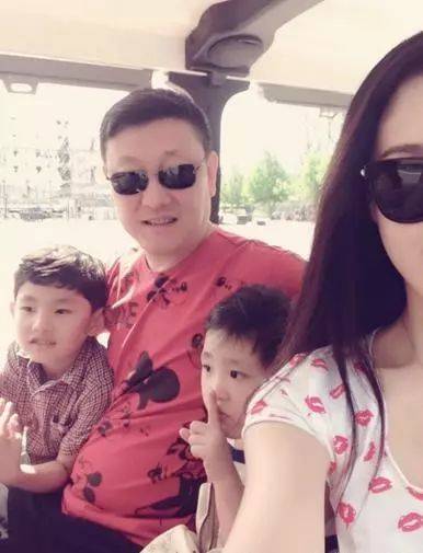 原创韩磊娇妻首曝光,小10岁老婆气质优雅,如今儿女双全成人生赢家