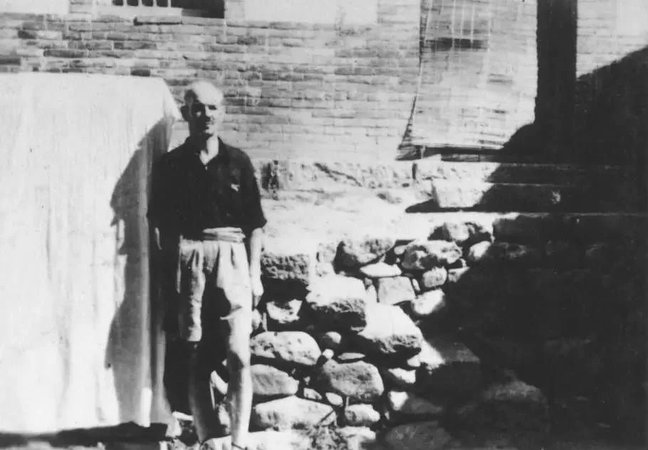 白求恩大夫在战时医院门前1939年2月,白求恩率18人的"东征医疗队"到