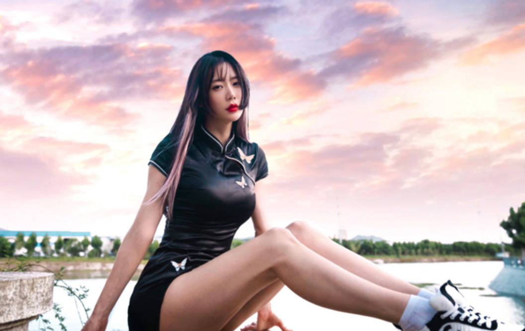 李成敏穿黑色旗袍拍大片,凹凸有致身材超好,网友:这气质绝了!