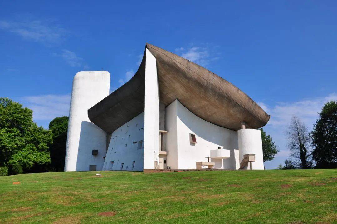 现代主义建筑大师柯布西耶作品朗香教堂