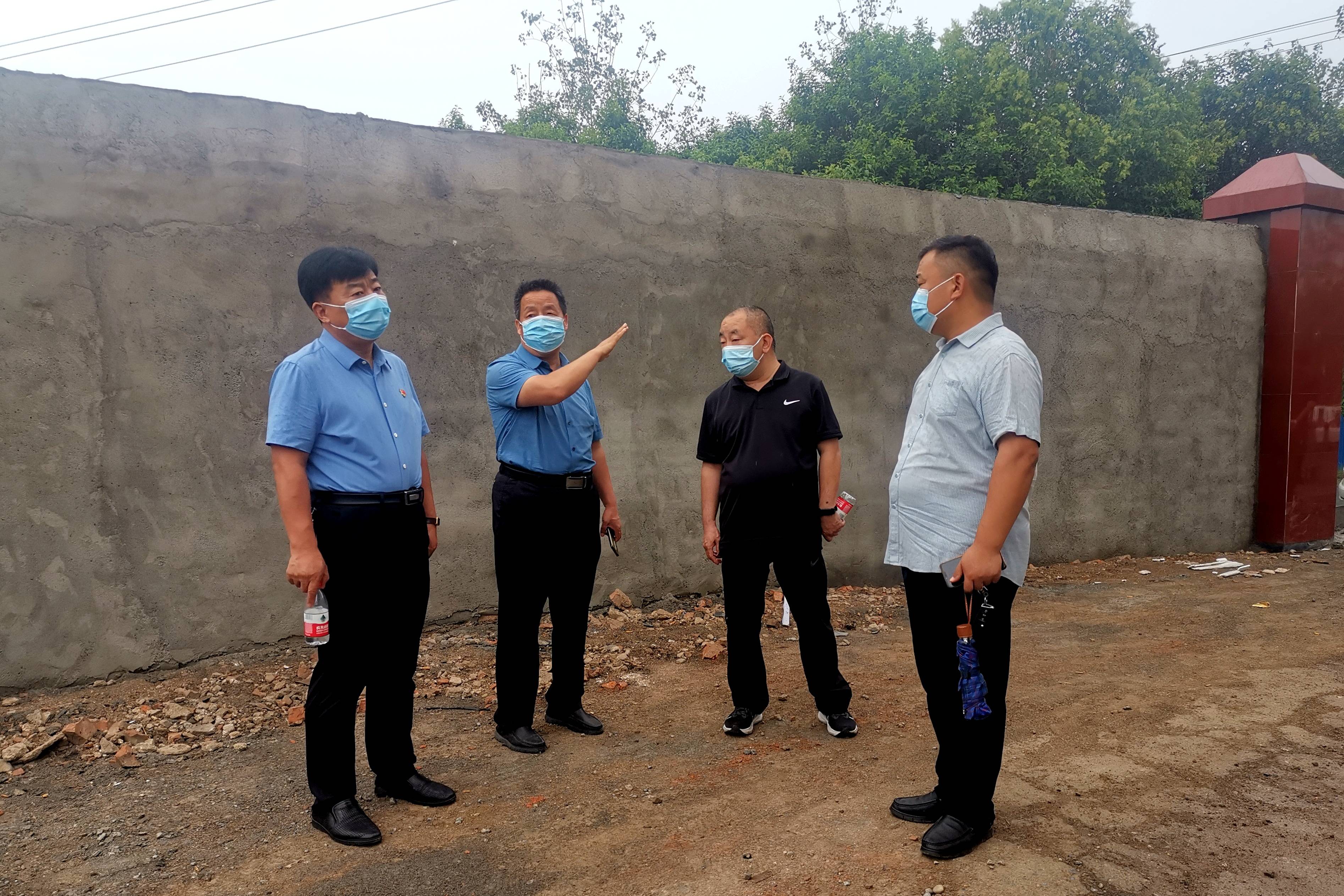 (孙玉明)8月12号下午,交通运输局党组书记 局长朱子建冒雨分别来到