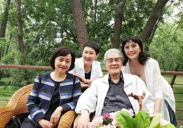 《渴望》主创30年后央视重聚!李雪健太憔悴,张凯丽搀扶蓝天野