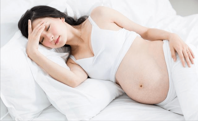 孕妇睡觉时会压到胎儿吗？孕期睡眠姿势有讲究,孕妈早了解别做错
