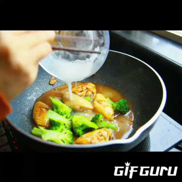 盖上锅盖,小火煮 6.加入焯过水的西兰花,开锅煮3分钟; 责任编辑