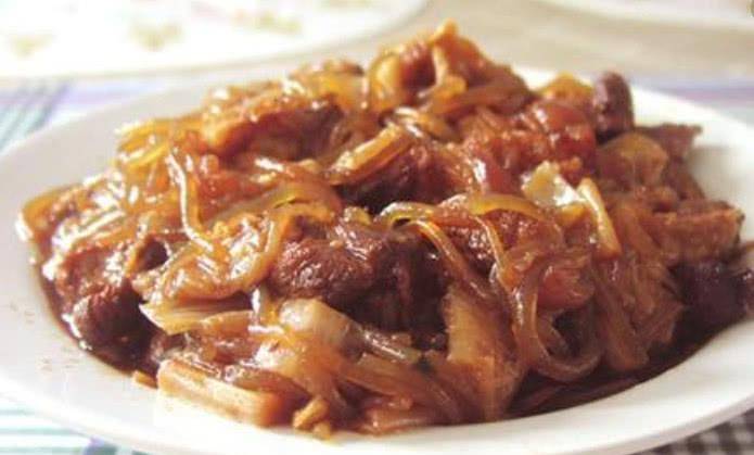 最后一种也是东北的"四大名菜"之一,叫做猪肉炖粉条.