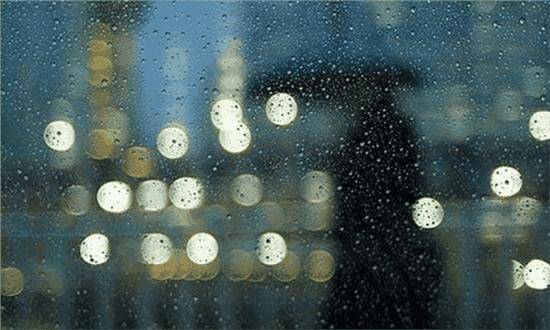 下雨天开车,后视镜和车窗玻璃看不清怎么办?一个小方法轻松解决