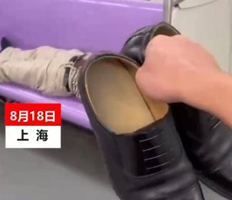 男子在地铁上脱鞋睡觉占座位,被"好心人"惩罚:鞋扔垃圾桶里了