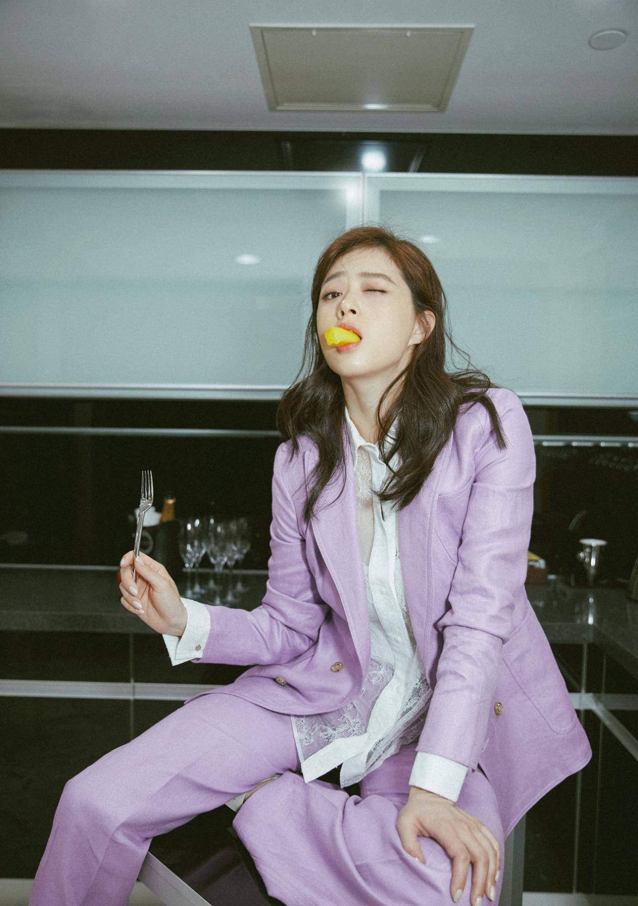 蒋欣早秋穿搭,穿印花衬衫搭高腰阔腿裤,大骨架女孩就该这么穿