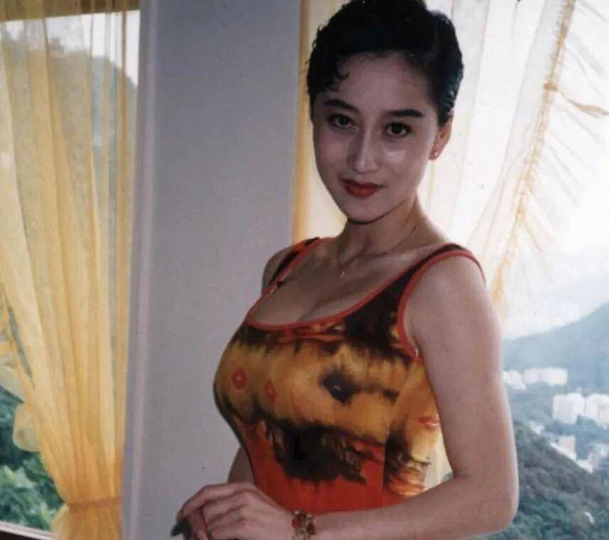 25岁的利智有多迷人!穿紧身衣身材太有料,不愧是"最美