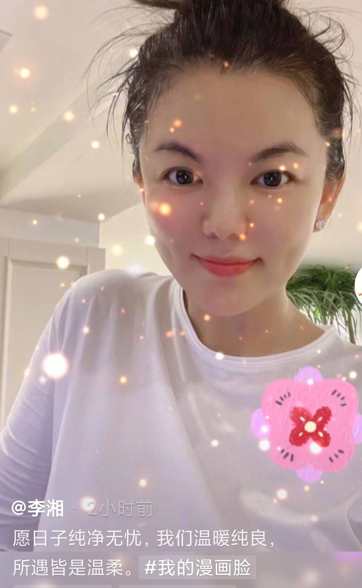 原创李湘近照暴瘦巴掌脸素颜状态好似学生妹鸽子蛋耳环太亮眼