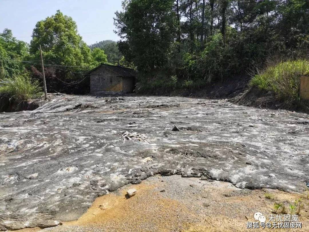 严重污染!某山庄内被人倾倒存放大量废油渣,现场非常恶心