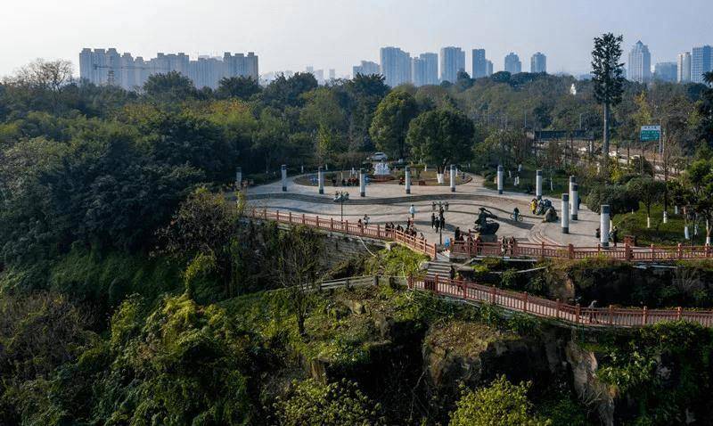 位置:重庆市大渡口区湖滨路 大渡口公园于1986年12月建成开园,总占地