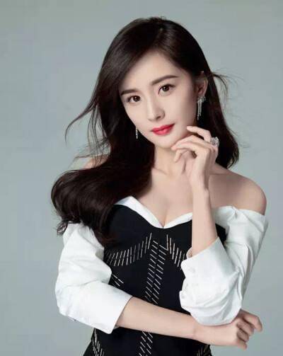 原创杨幂为了不撞衫,在裙上加了3道"金藤条",常人怕是不敢模仿!