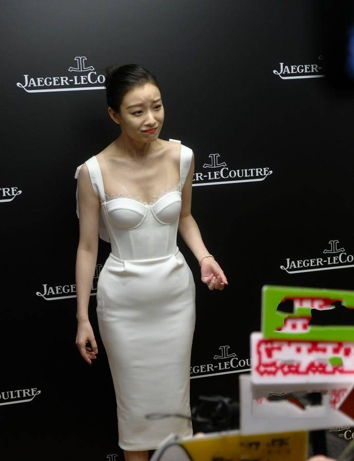 一,倪妮吊带裙造型分析①采用紧身设计,突出曲线轮廓美②颜色选用白色