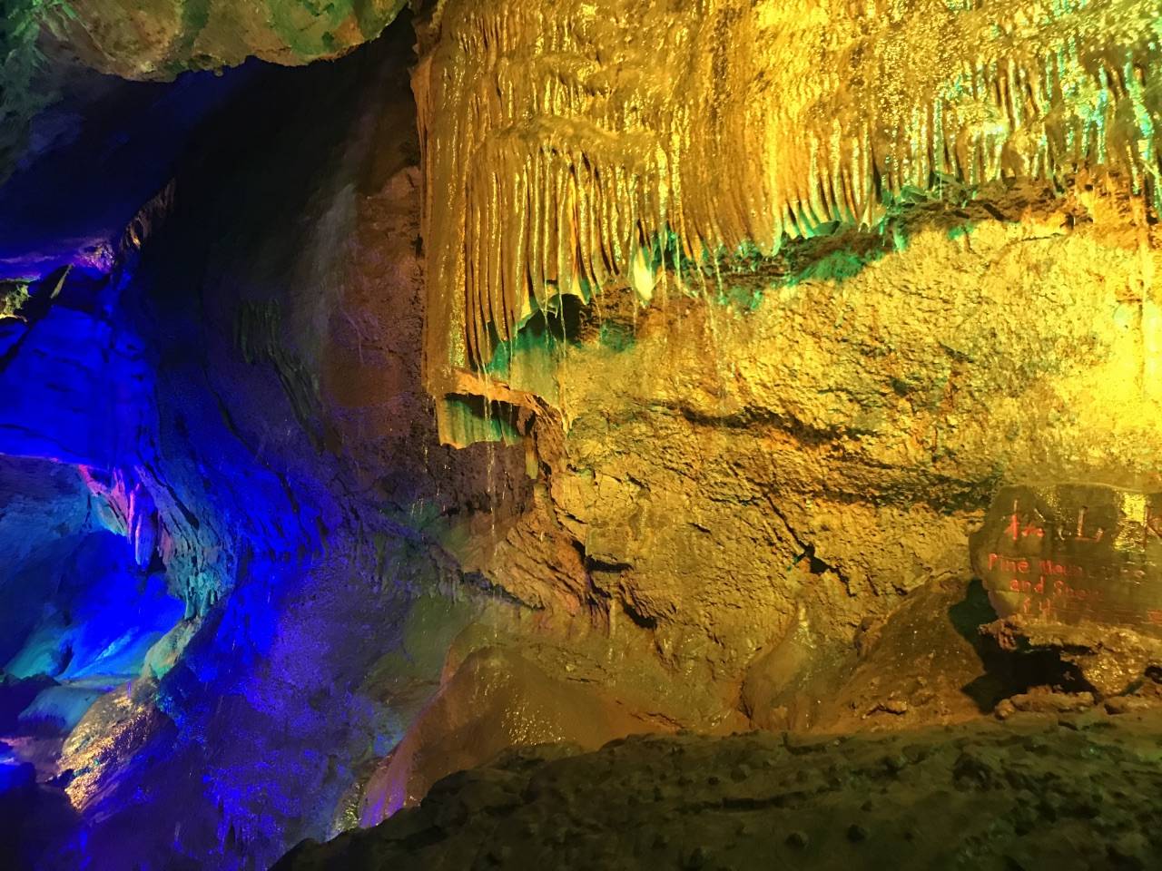 原创被誉为中国地下河漂流第一洞是中国特大型知名溶洞之一
