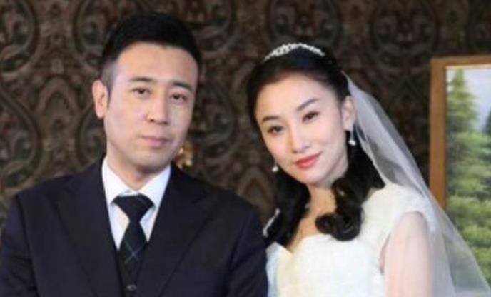 于和伟获白玉兰视帝,隐藏20年的老婆曝光,女儿长相甜美可爱!