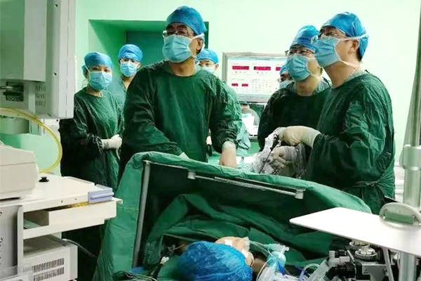 图为:手术现场