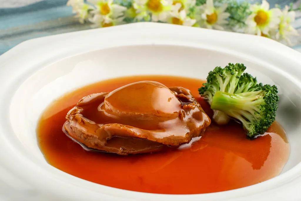 红烧鲍鱼 红烧鲍鱼是一道广东省的传统名菜;味鲜而浓,鲜而不腻,香醇