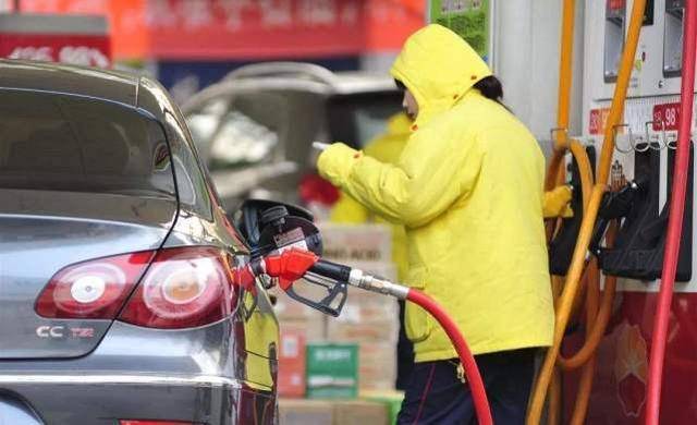 加油工加错92号汽油,车主却要求赔新车,网友:破车,至于吗