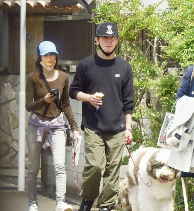 木村拓哉夫妇罕合体遛狗,工藤静香瘦成竹竿,穿紧身裤暴露o型腿