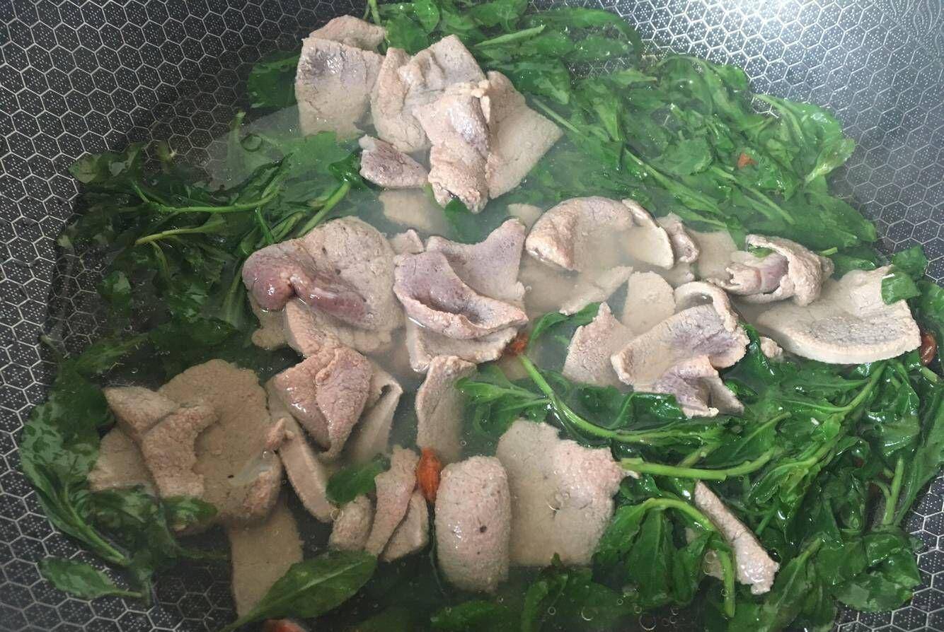 美味的枸杞叶猪肝汤就出锅了,嫌弃苦的话就多喝点汤吃点猪肝.