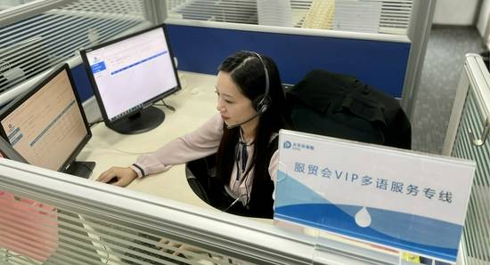 精通中英日三语的95500坐席人员已预设话务需求,调整