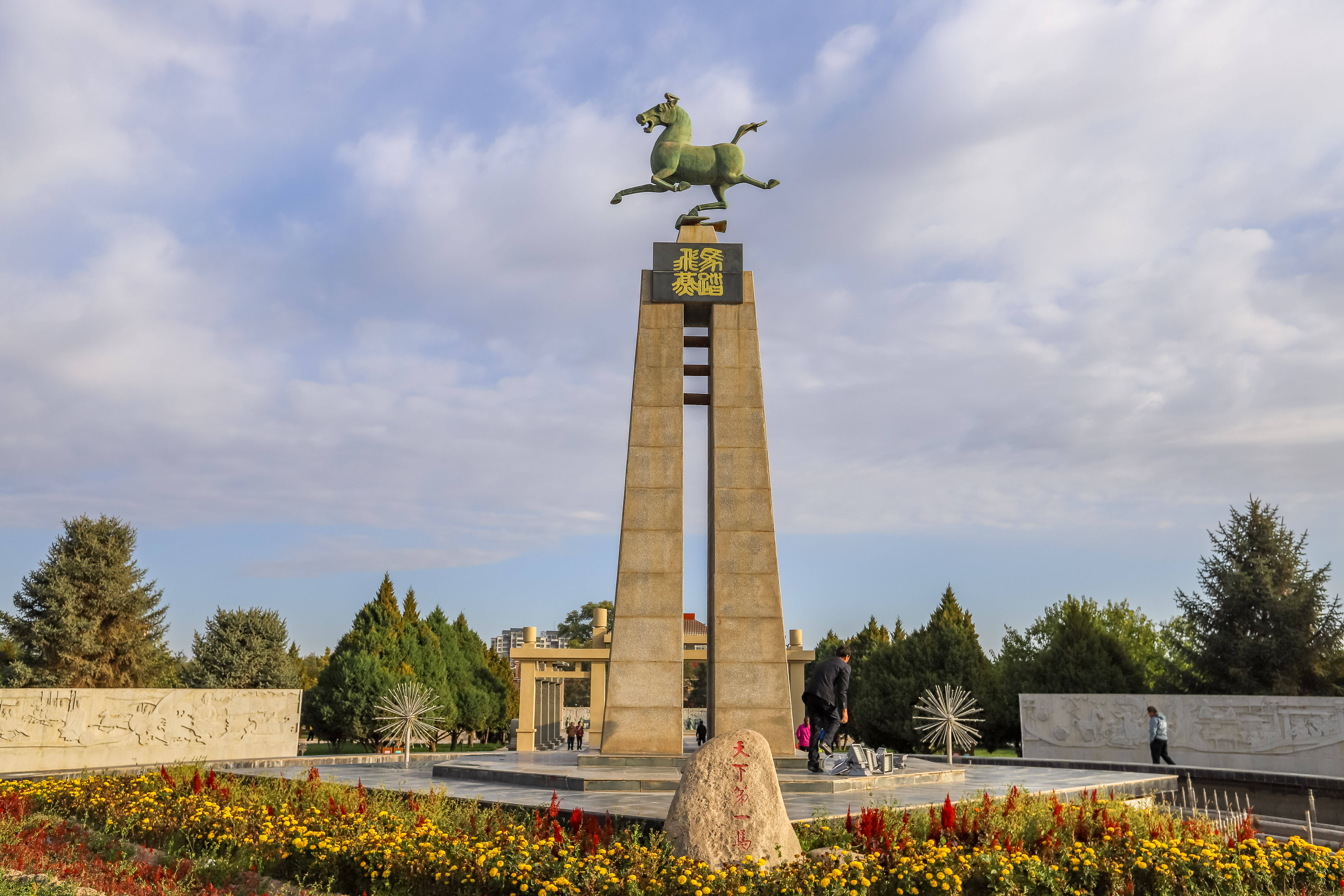 原创中国旅游标志马踏飞燕出土地,武威旅游必打卡,雷台汉墓