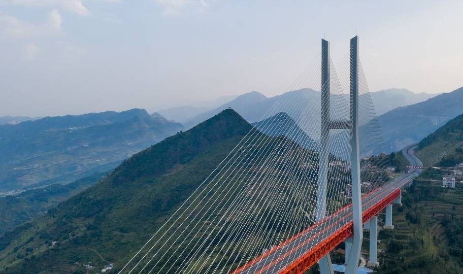 原创又一中国奇迹:云贵高原造出世界最高大桥,565米的高度折服世界
