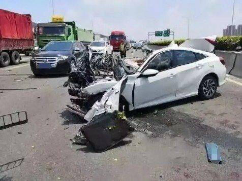 本田思域高速追尾大货车,现场令人揪心,车友:直接报废