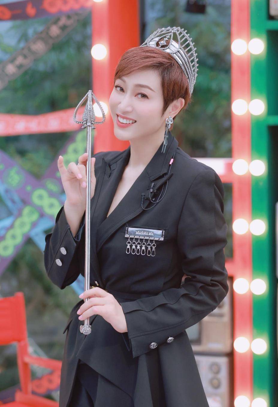 原创50 的陈法蓉好身材隐约可见,穿短裤秀长腿毫不在意年龄,太优雅