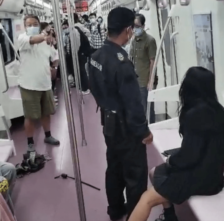 原创西安地铁保安拖拽女子导致其衣不蔽体