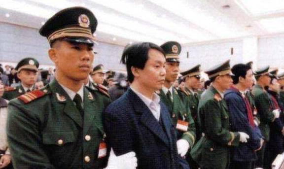 张子强被枪决后,团伙中一位18岁美女,现今开豪车住!