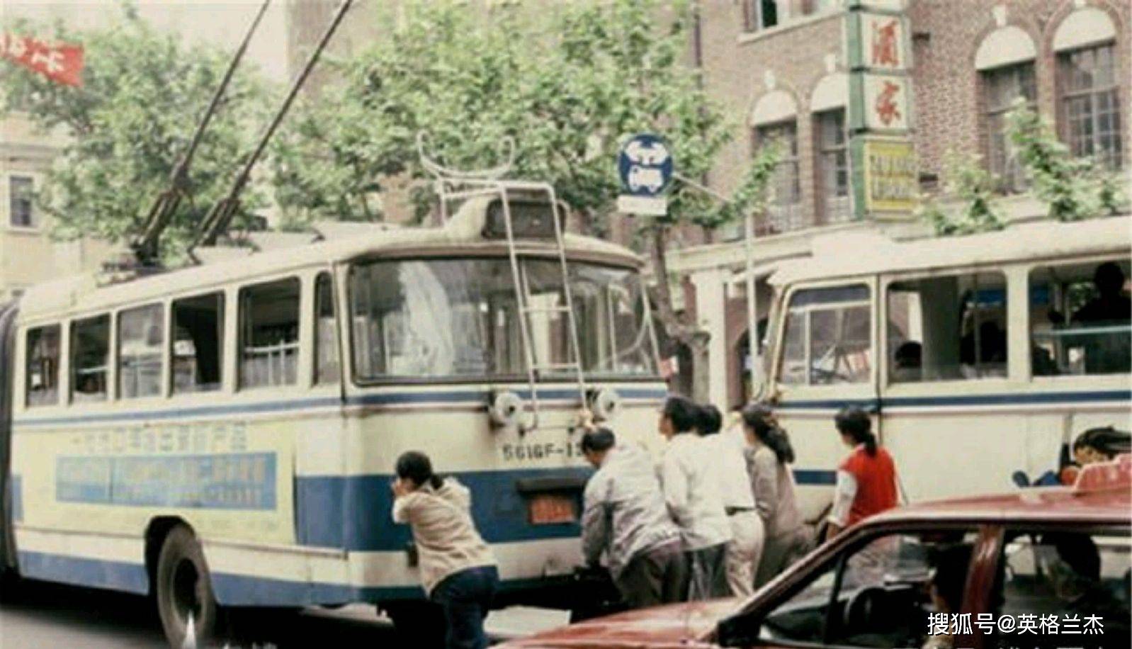 上海老照片:80年代"城市街头"情景,大家来看下有什么特色之处