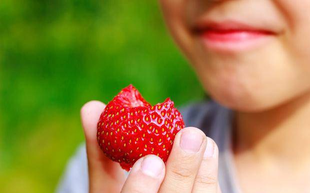 美国ewg公布草莓是zui脏水果给孩子吃草莓注意5点