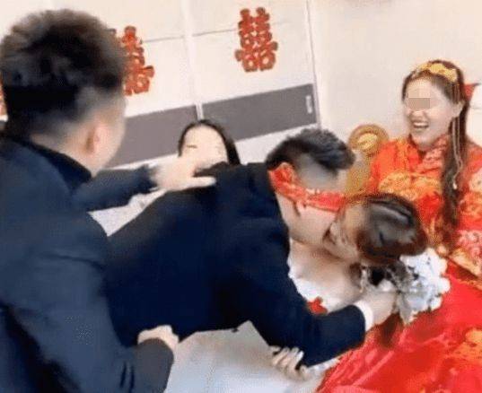 原创恶俗婚闹!新郎变态强吻伴娘,新娘一旁嬉笑视若无睹