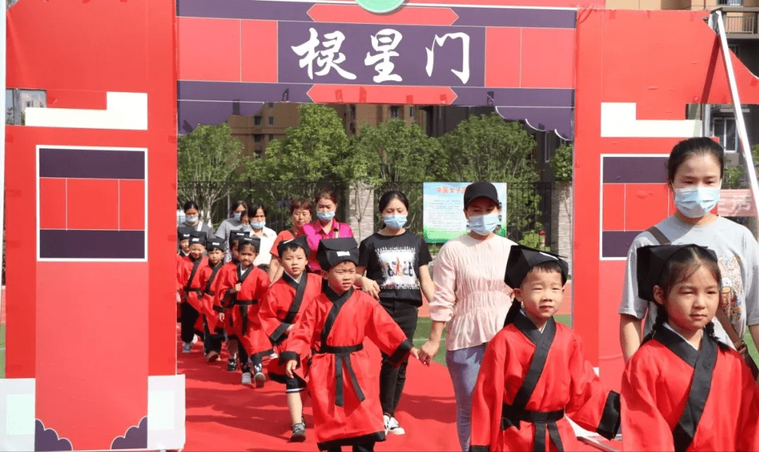 安徽阜阳:阜南五小举行一年级新生开笔礼!