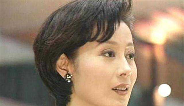 她凭美貌挤走原配嫁导演,结婚16年无子离婚,63岁复出却成这样