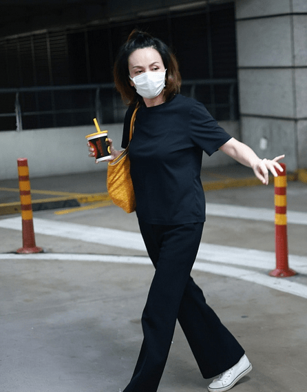 原创王琳一身黑潇洒走机场,扎"朝天揪"配小挎包,气质嫩得像少女