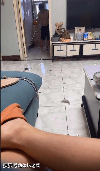 夫妻吵架女子逮啥摔啥,摔完看着丈夫收拾,直言再惹我就把家点了