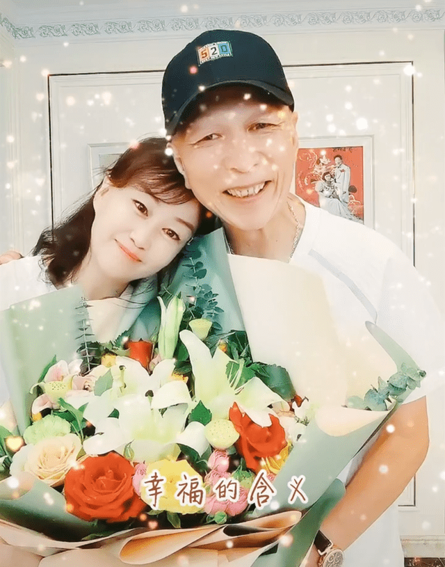 原创老戏骨李明为妻子庆生结婚几十年仍甜蜜二女儿近照甜美可爱