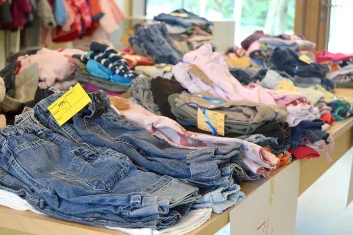 央视报道:你扔掉的这个废品,多国抢着要_旧衣服