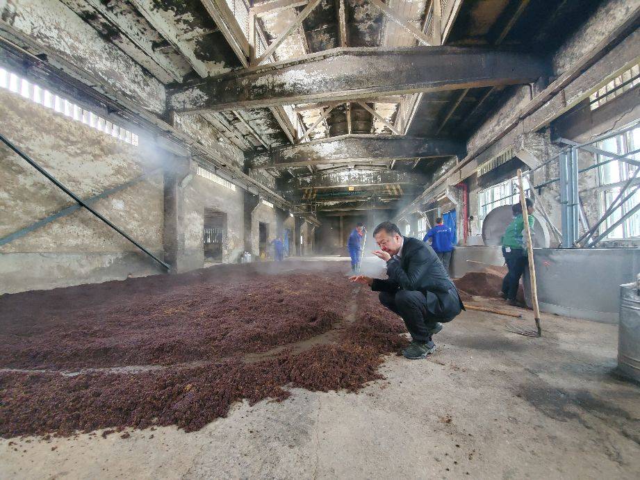 20世纪30年代,茅台酿酒师刘开庭引入茅台大曲酱香工艺,酿造金沙美酒.
